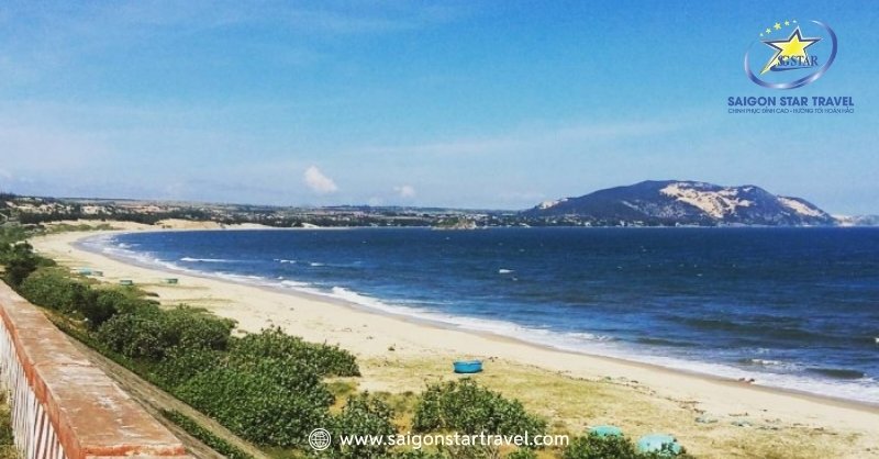 Toàn cảnh bãi biển Hòn Rơm Mũi Né