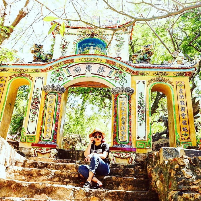 Đường đi trong chùa Cổ Thạch