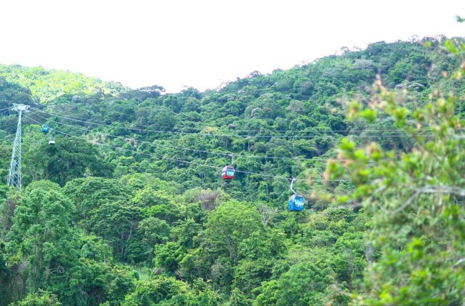 Cảnh chùa núi Tà Cú nhìn từ cáp treo