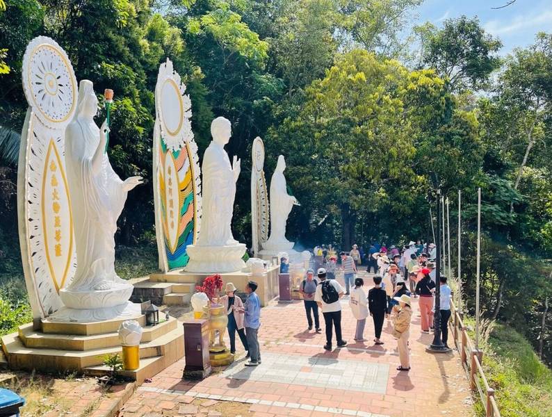 Du khách hành hương chùa núi Tà Cú vào mùa xuân