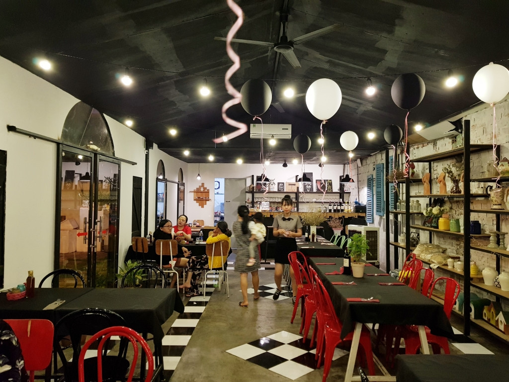 Không gian bên trong Res Beef Steak Phan Thiết